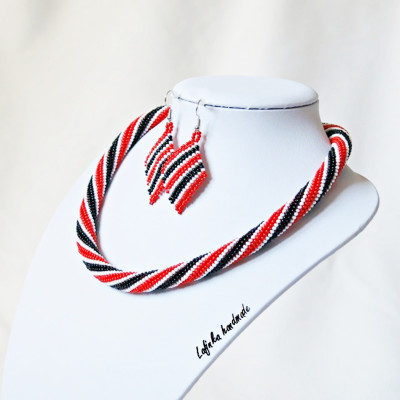 Set  black and red stripes